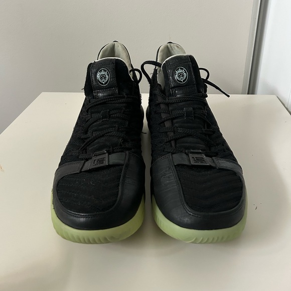 Nike LeBron 16 SB Glow Mens Black Leather & Mesh Basketball Shoe - Picture 2 of 6